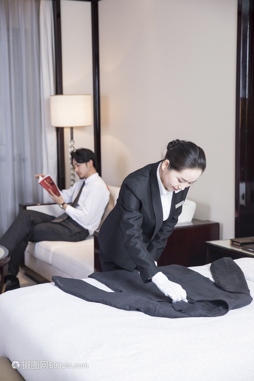 专业叠衣的艺术 酒店服务人员的精益之道
